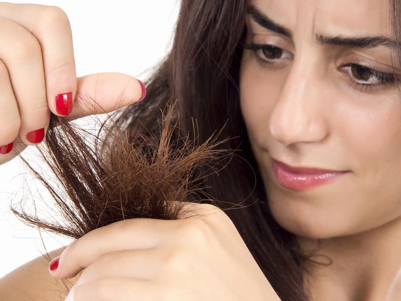 Khô xơ và chẻ ngọn là biểu hiện thường gặp ở tóc bị hư tổn