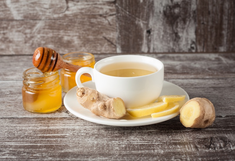 Mẹ bầu có thể dùng mật ong, trà gừng để trị ho trước khi tìm đến các loại thuốc Tây y