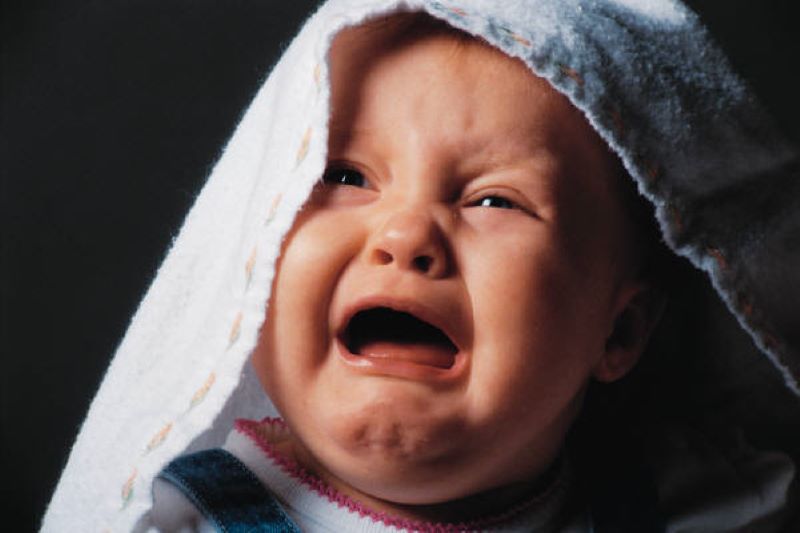Trẻ khóc quá nhiều và kéo dài có thể gây ảnh hưởng đến sức khoẻ và tâm lý 