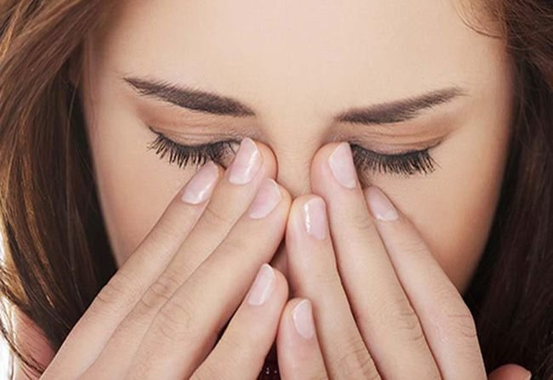 Nguyên nhân gây đau mắt và đỏ mắt sau khi dụi mắt là gì?