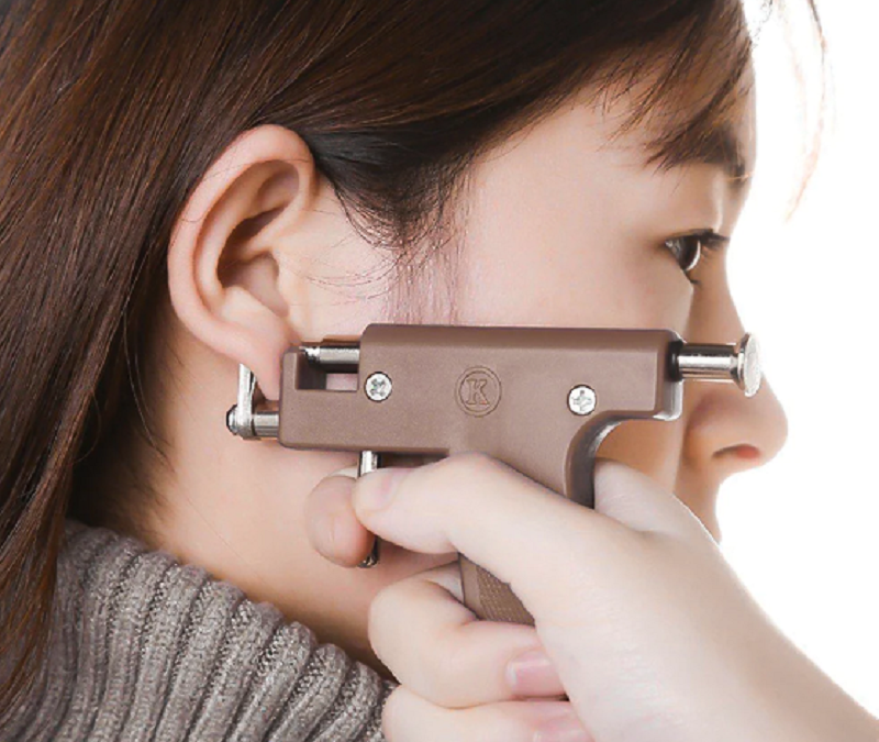 Bấm lỗ tai là cách sử dụng súng bắn tạo lỗ trên tai để sau đó có thể đeo khuyên tai được