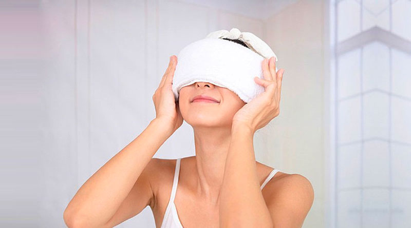 Chườm khăn ấm cho mi mắt sẽ giúp vết chắp mắt dễ chịu hơn