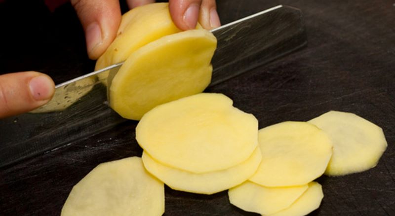 Sử dụng khoai tây để làm mờ vết thâm đen ở tay