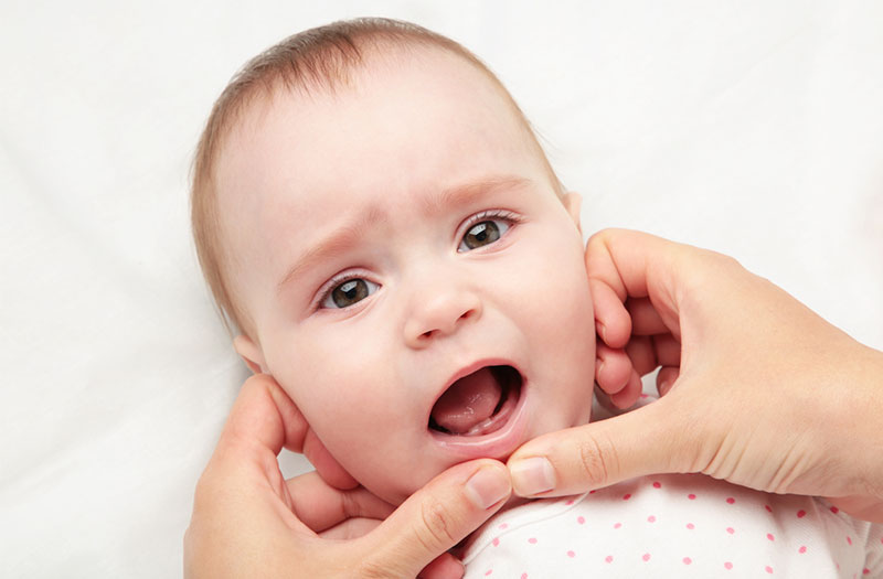 Chiếc răng hàm đầu tiên của trẻ thường mọc khi nào?
