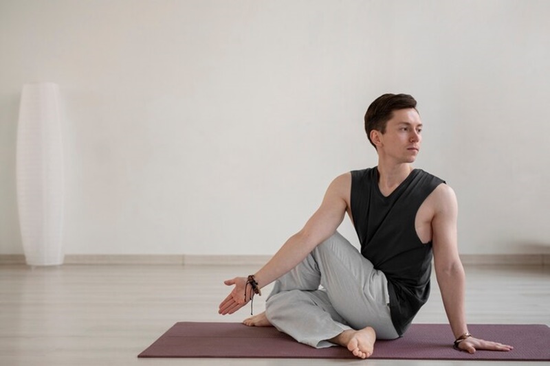 Tập yoga giúp các anh cải thiện sức khỏe cơ bắp