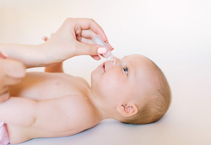Cha mẹ có thể dùng nước muối sinh lý để vệ sinh mũi cho trẻ hàng ngày nhưng cần thực hiện đúng cách
