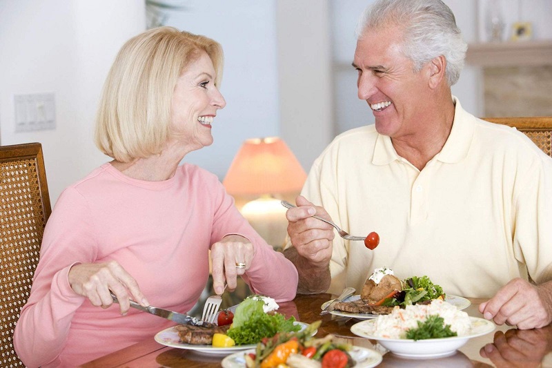 Cách chọn và sử dụng thực phẩm bổ sung sức khỏe cho người già đúng cách