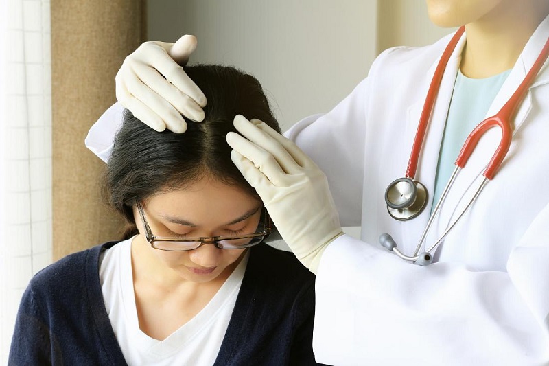 Da đầu nổi mụn nhiều hoặc từng đám nên khám bác sĩ da liễu để được điều trị hiệu quả