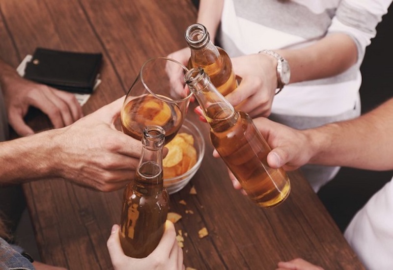 Để bảo vệ gan người bệnh nên tránh xa bia rượu và chất kích thích
