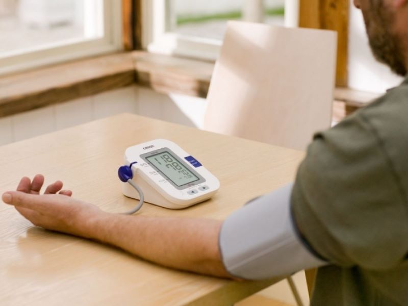Người bị suy thận cần theo dõi huyết áp thường xuyên tại nhà