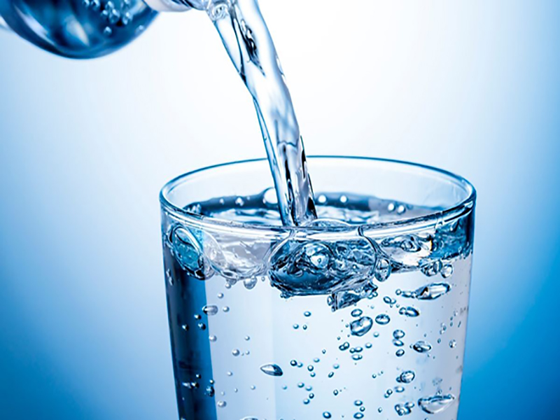 Nước tinh khiết là thức uống tốt cho thận giúp thanh lọc, đào thải các chất cặn bã
