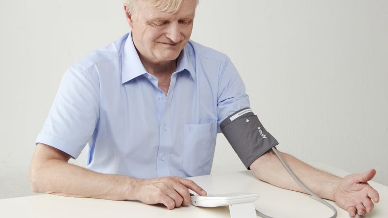 Bệnh nhân suy thận cần phải theo dõi huyết áp thường xuyên tại nhà