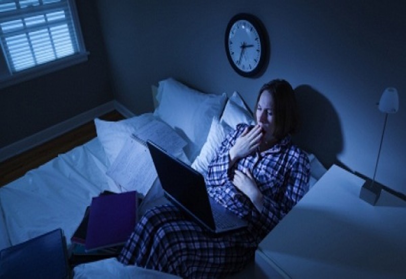 Thức khuya cũng là một yếu tố làm tăng nguy cơ bị u não. 