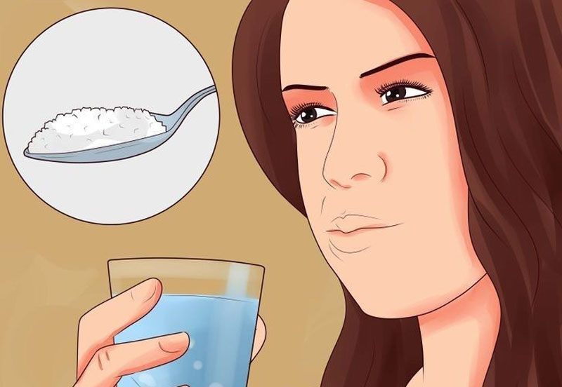 Súc miệng bằng nước muối sinh lý có thể trị đau họng tại nhà