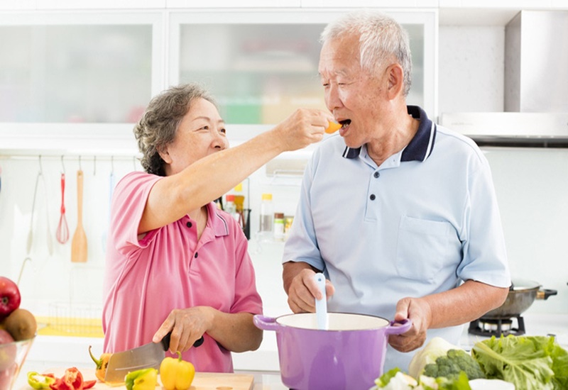 Người cao tuổi nên có chế độ ăn lành mạnh để phòng tránh loét da