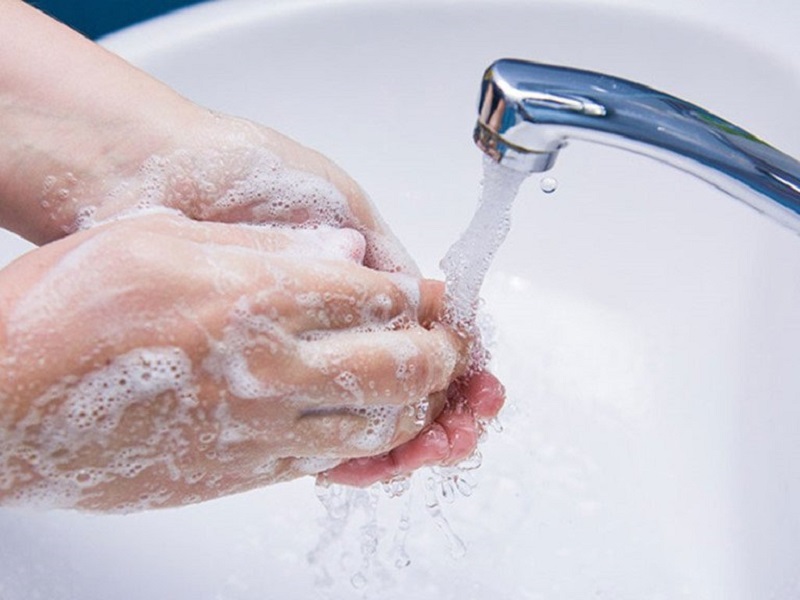 Trước và sau khi lấy gỉ mũi đều cần dùng xà phòng diệt khuẩn để vệ sinh tay