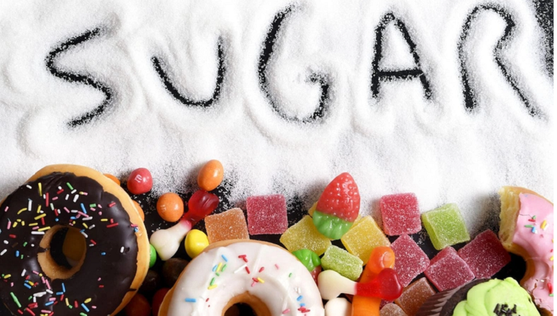 Thực phẩm nhiều đường là một trong các món ăn cần đưa vào danh sách viêm tai giữa kiêng ăn gì