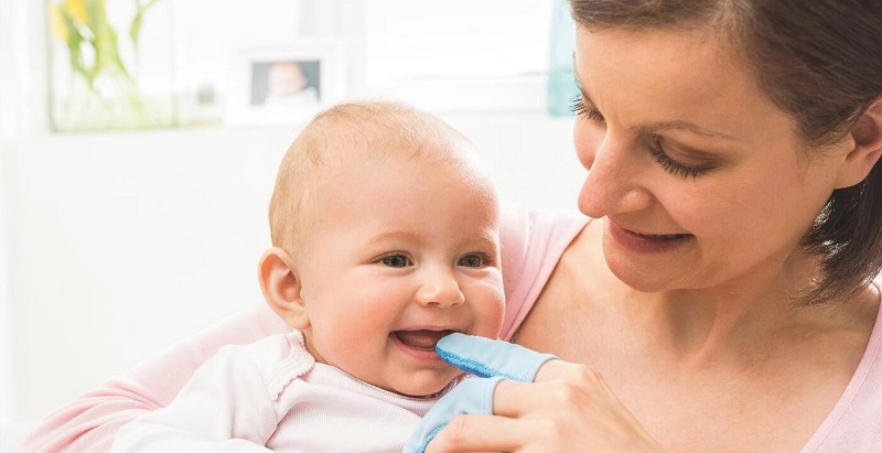 Nếu trẻ bú mẹ hoàn toàn, có cần rơ miệng cho bé?
