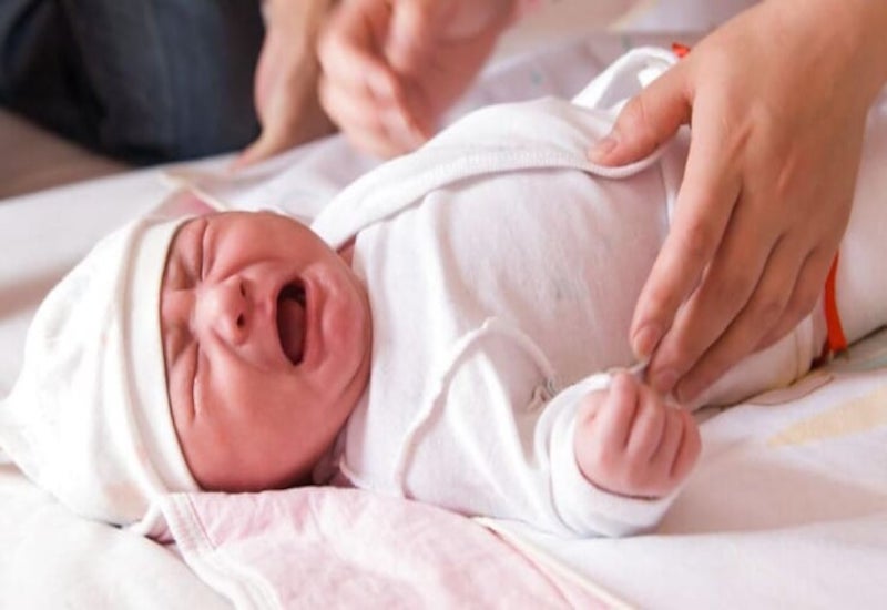 Khi nào cha mẹ cần gọi bác sĩ khi bé sơ sinh bị đau bụng?
