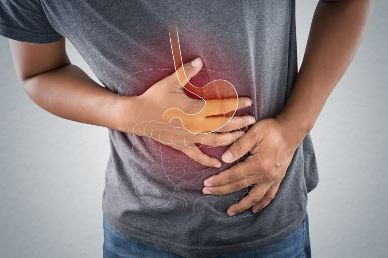 Triệu chứng thường bao gồm đau bụng, buồn nôn, nôn mửa và tiêu chảy