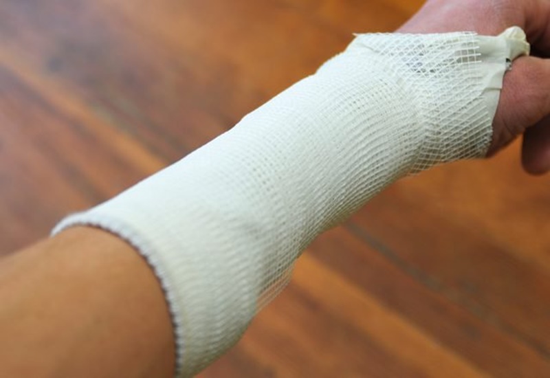 Các triệu chứng và biểu hiện của việc bó bột tay không đúng cách?
