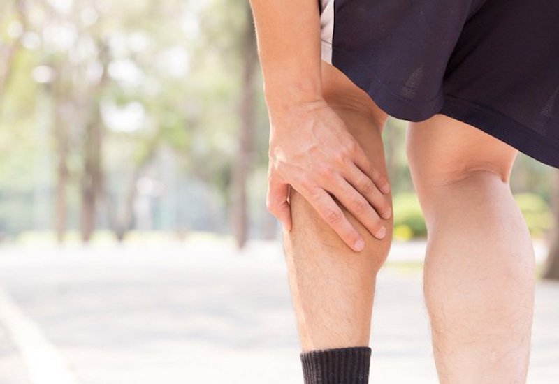 Khi bị căng cơ bắp chân bạn sẽ thấy gân cơ yếu hơn bình thường
