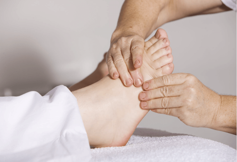 Căng cơ bàn chân có thể xuất phát từ nhiều nguyên nhân khác nhau