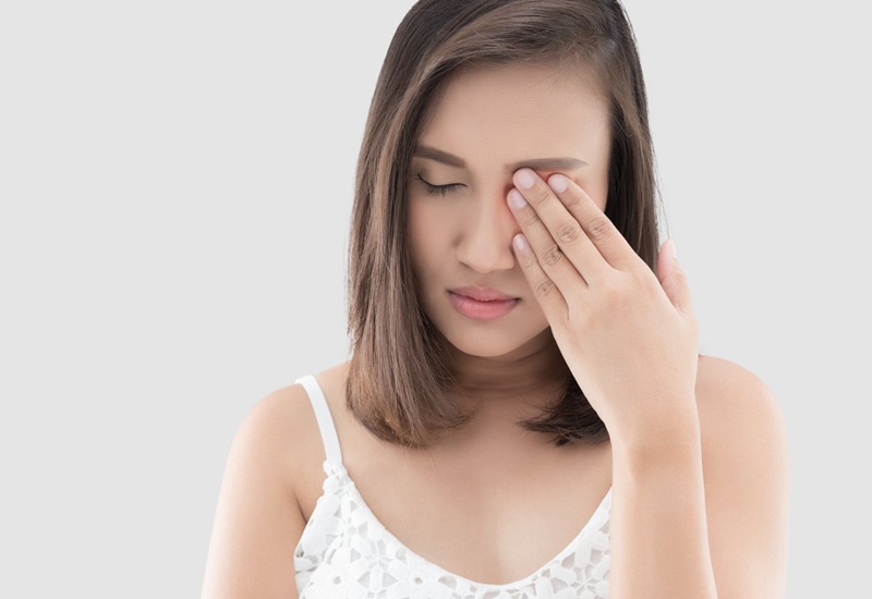 Ngủ mở mắt có thể dẫn đến tình trạng khô mắt