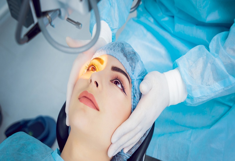 Phẫu thuật để cải thiện tình trạng mở mắt khi ngủ