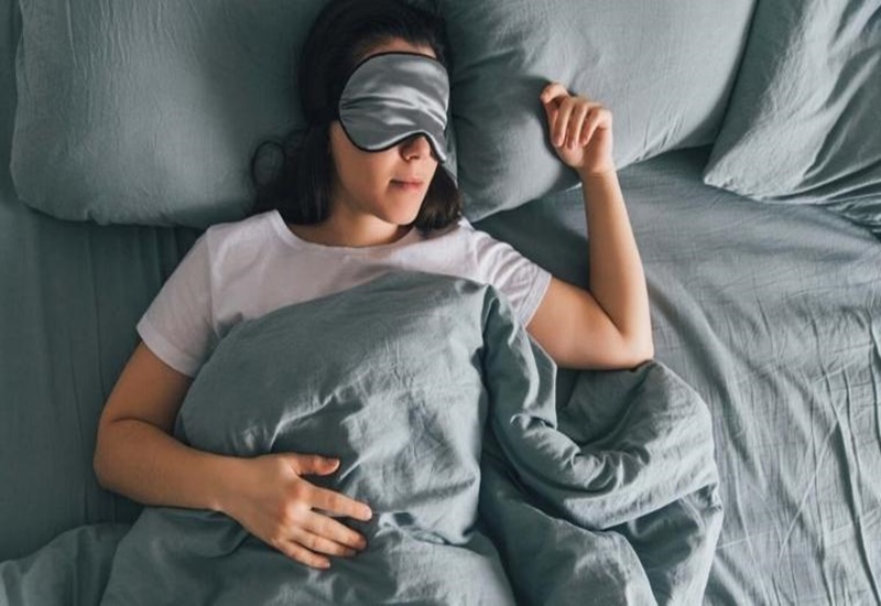 Khi ngủ có thể dùng miếng bịt mắt