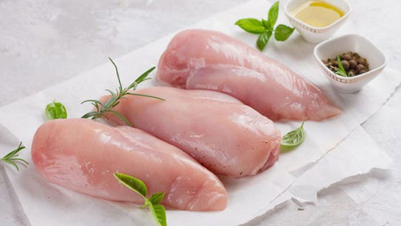 Thịt heo, thịt gà giàu protein, ít béo giúp tránh bị mất sức khi tiêu chảy