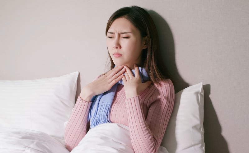 Người bị viêm họng có thể gặp tình trạng đau, rát, sưng họng, khó khăn khi nuốt