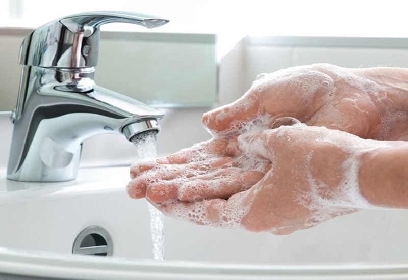 Nên rửa tay trước và sau khi quan hệ