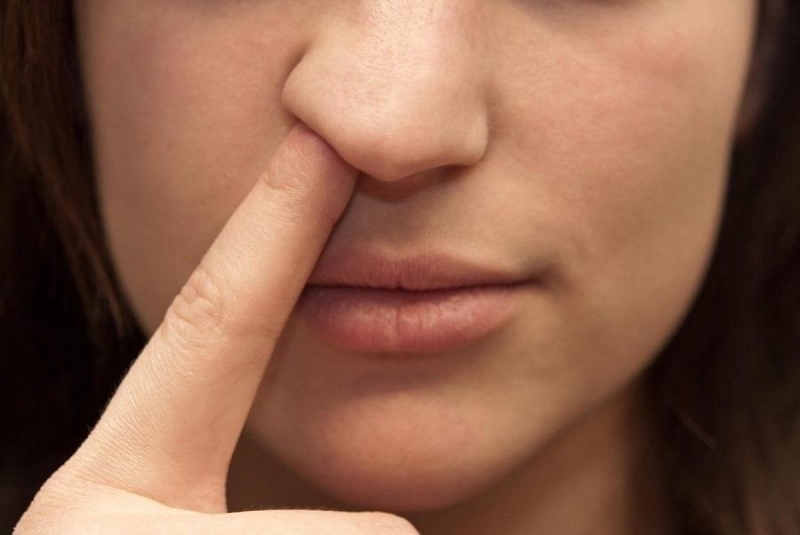 Thói quen ngoáy mũi có thể làm tổn thương niêm mạc và gây sưng