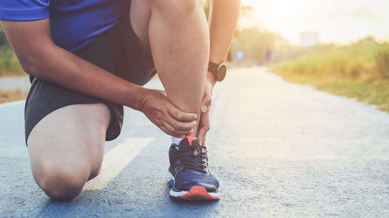 Lựa chọn giày chạy không vừa chân có thể gây đau khớp cổ chân khi chạy bộ
