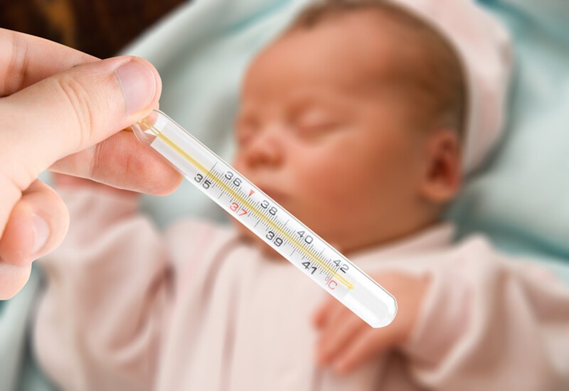 Trẻ sơ sinh mắc sốt xuất huyết có biểu hiện sốt cao