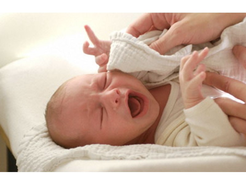 Áp lực từ tử cung trong quá trình sinh nở là nguyên nhân chính khiến cho trẻ sơ sinh đầu dài sau khi chào đời