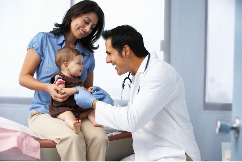 Nếu phát hiện trẻ sơ sinh bị sụt cân bất thường cha mẹ nên cho con đến khám bác sĩ Nhi khoa