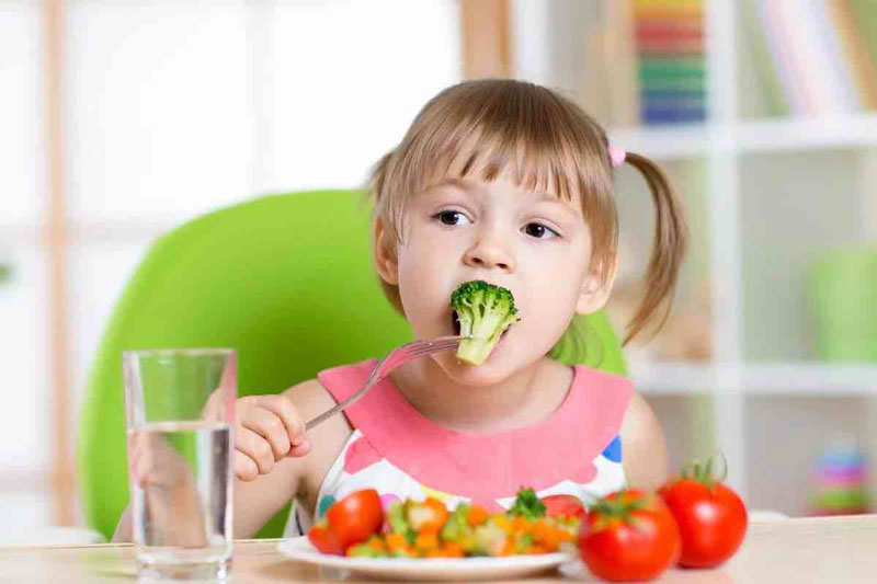 Kết hợp các loại vitamin tăng sức đề kháng cho trẻ giúp đảm bảo sự phát triển khỏe mạnh