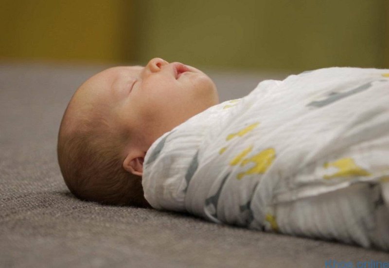 Nguyên nhân khiến trẻ sơ sinh thở mạnh khi ngủ có sao không và cách giải quyết