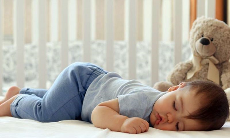 Trẻ sơ sinh chưa nhận thức được thời gian nên có thể ngủ nhiều vào ban ngày và thức đêm