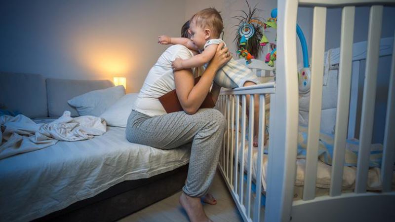 Trẻ không chịu ngủ vào ban đêm có thể do tác động về tâm lý