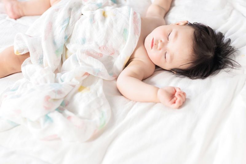 Trẻ 1 tuổi ngủ đêm hay lăn lộn có thể do thiếu vi khoáng, đặc biệt là Vitamin D
