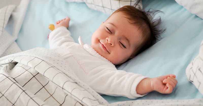 Một tư thế ổn định và thoải mái sẽ giúp bé ngủ ngon, sâu giấc hơn