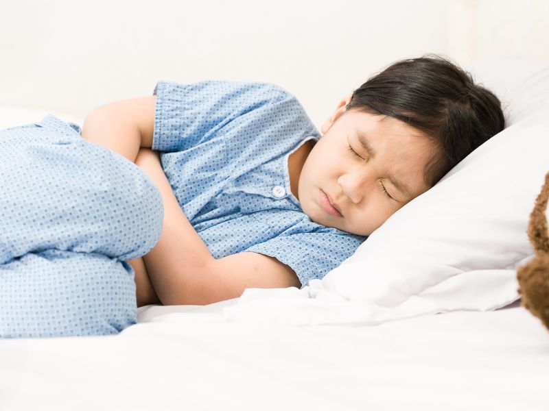 Trẻ bị đau bụng có thể do vi khuẩn, virus, dị ứng, ngộ độc, lạm dụng thuốc,…