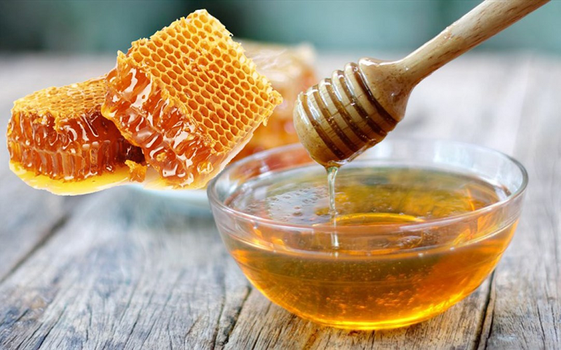 Mật ong là nguyên liệu tự nhiên chứa nhiều hoạt chất kháng khuẩn, kháng viêm tốt cho da