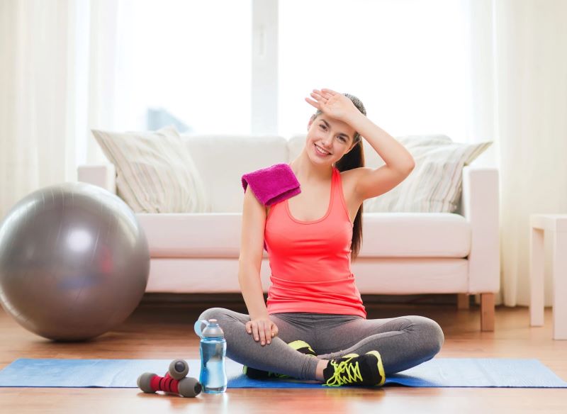 Tập thể dục và giữ tinh thần thoải mái giúp cải thiện các vấn đề tiêu hóa sau sinh