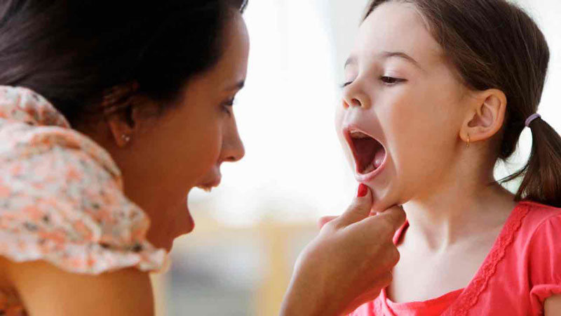 Bố mẹ nên giải thích, trò chuyện để trấn an bé khi đến nha sĩ
