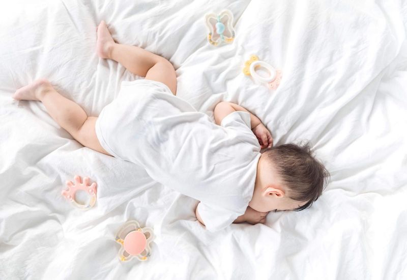 Thói quen nằm sấp khi ngủ của trẻ