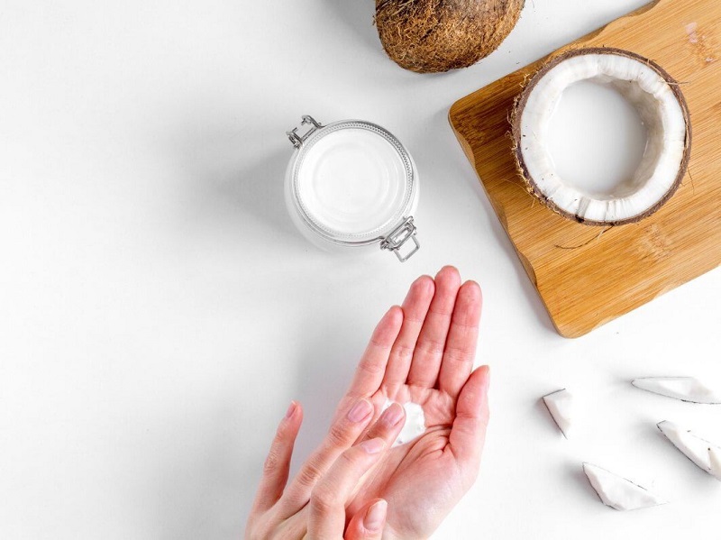 Dùng mặt nạ dầu dừa hàng tuần là cách dưỡng da tay đơn giản nhưng lại giúp tay luôn mềm mịn